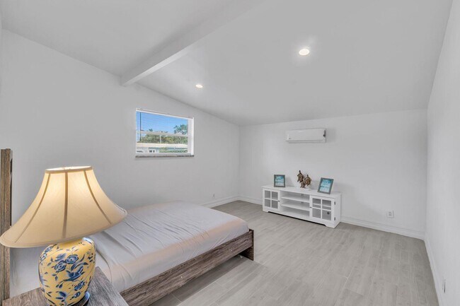 Building Photo - 530 NE 17th St