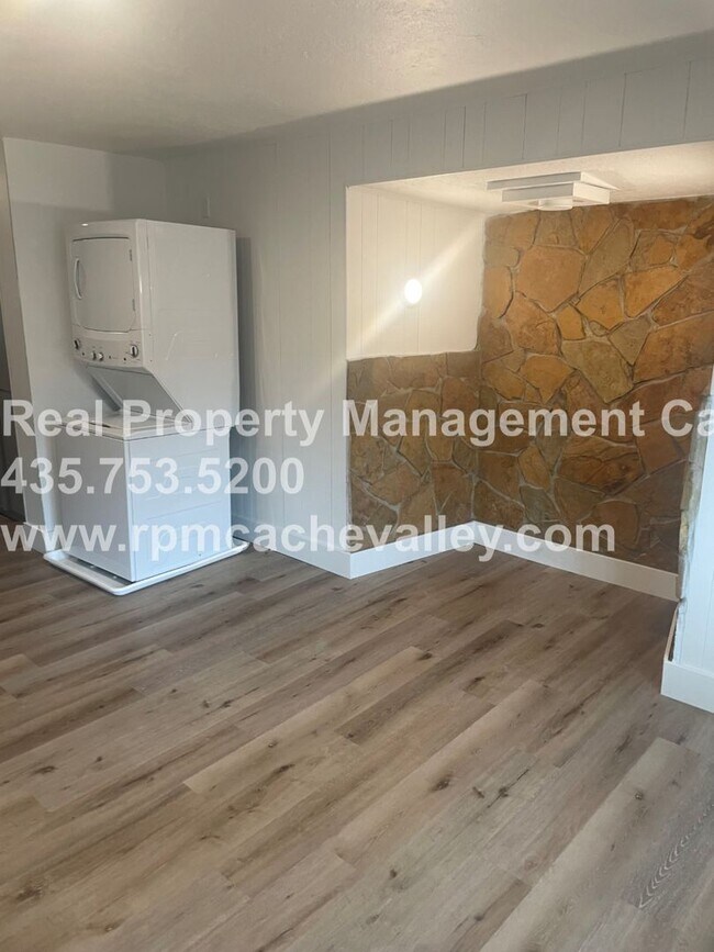 Building Photo - 495 E 900 N