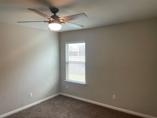 Building Photo - 4 BEDROOM NEAR STILLHOUSE HOLLOW LAKE