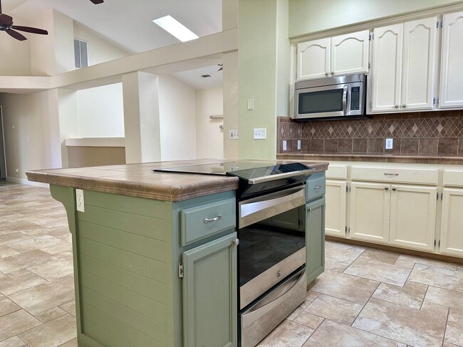 Building Photo - Beautiful well maintained home! Excellent ...