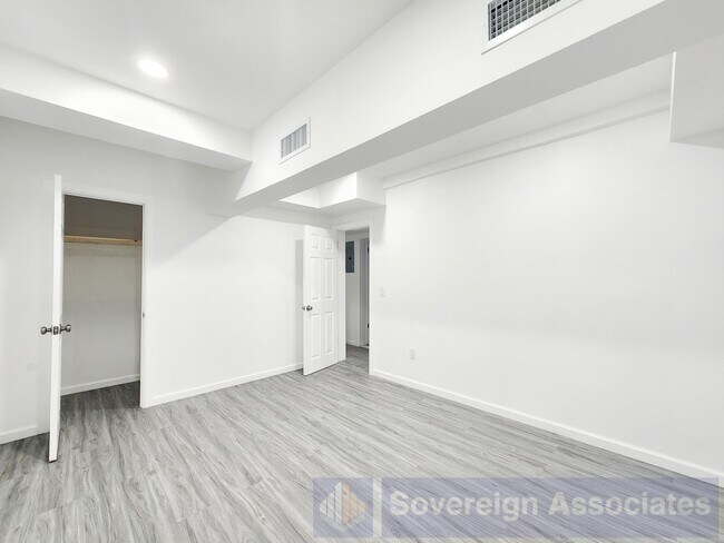Building Photo - 112 Nagle Ave