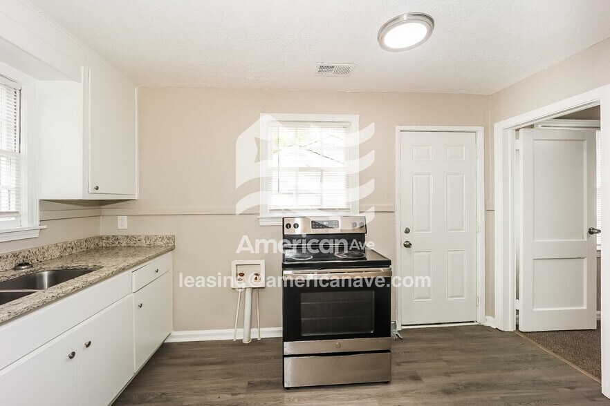 Building Photo - 2438 Pye Ave