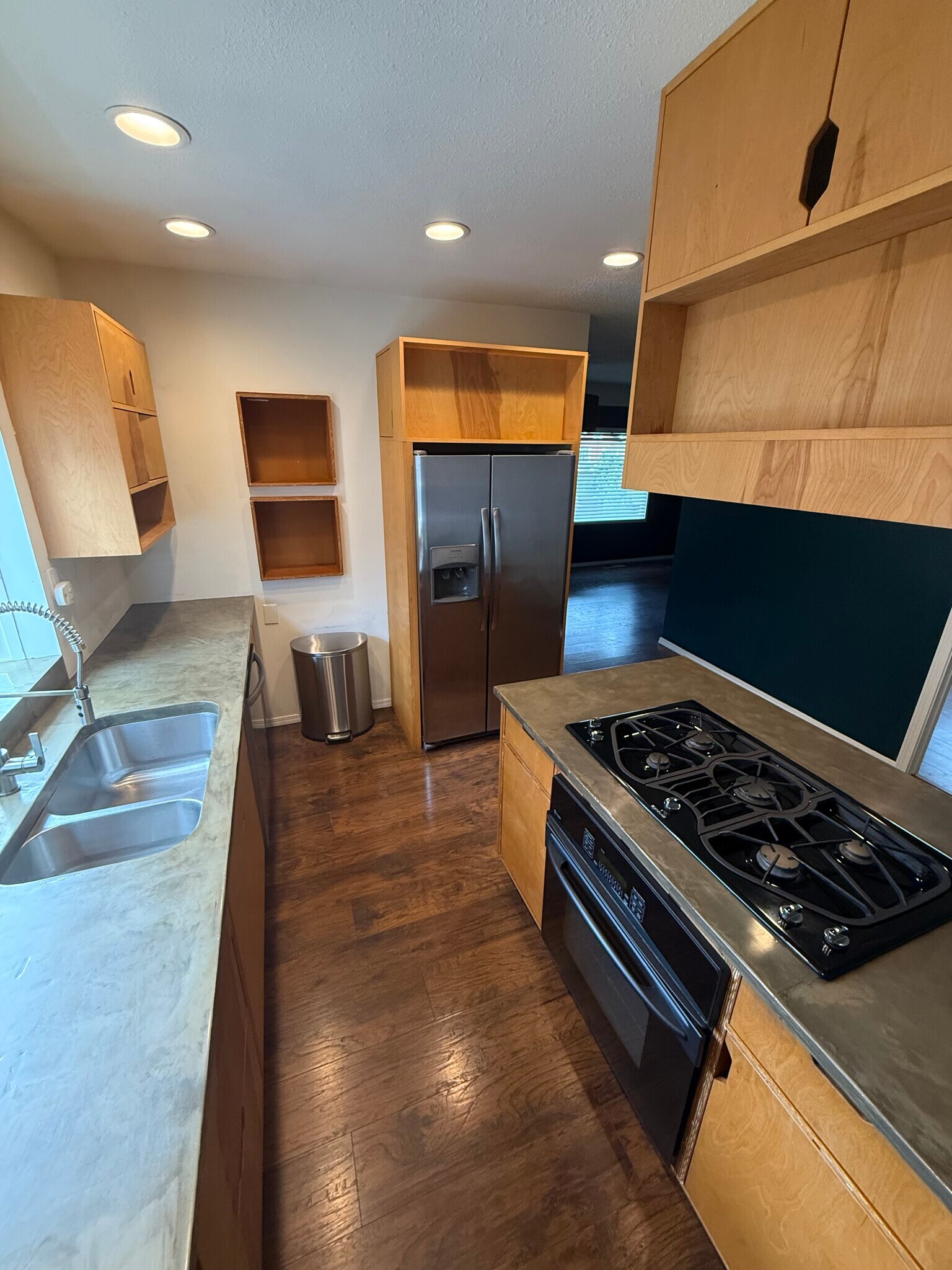 Building Photo - 406 E 43rd St