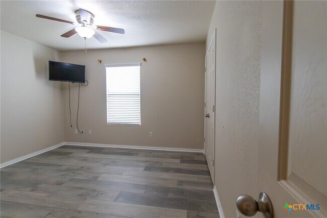 Building Photo - 2203 Love Rd