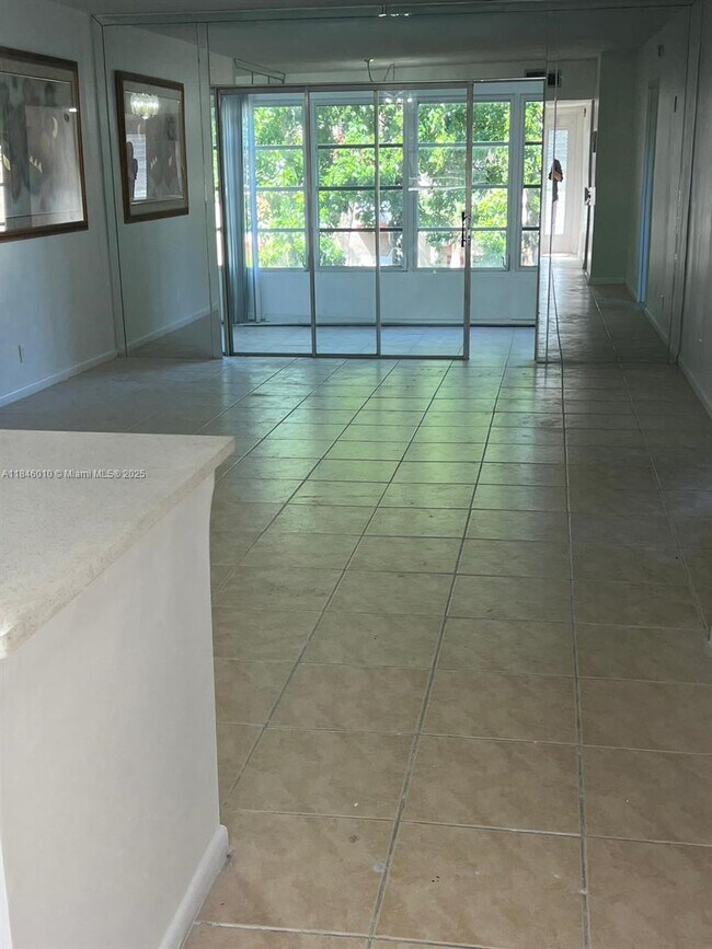 Building Photo - 1015 Country Club Dr