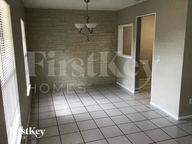 Building Photo - 613 Brittany Ct