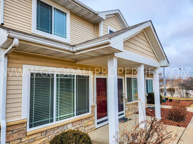 Primary Photo - 2 Bedroom 2.5 Bath Townhome In West Des Mo...