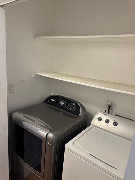 Building Photo - 883 Vineyard Ave