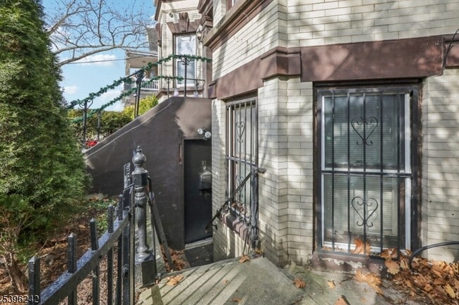 Building Photo - 162 Fairview Ave