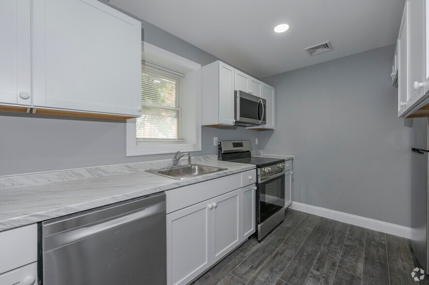 223 Meadow St - 3BD, 2BA - Kitchen - 223 Meadow St