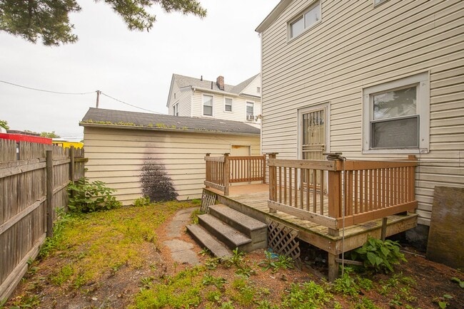 Building Photo - 3 Bedroom/1 bath Single House!!