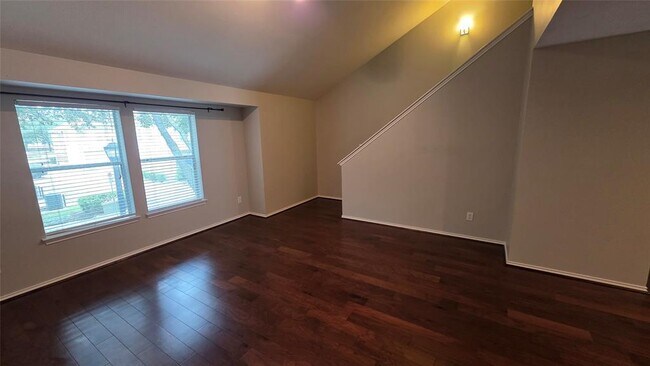 Building Photo - 914 W Heights Hollow Ln