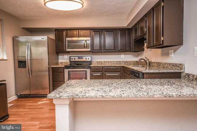 Building Photo - 27 Cross Country Ct