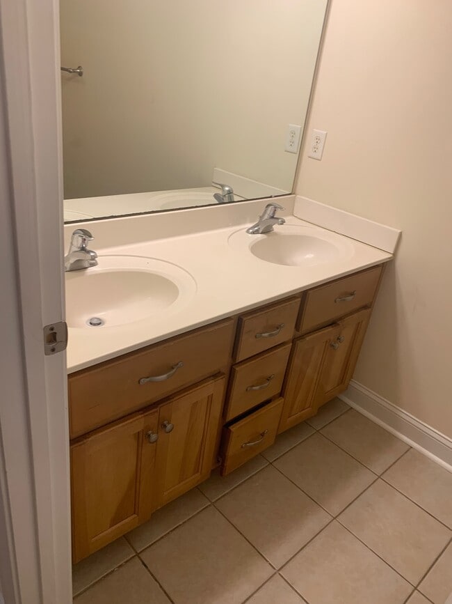 Building Photo - Beautiful Townhome for Rent