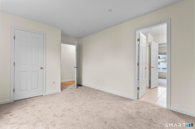 Building Photo - 15 W Main St