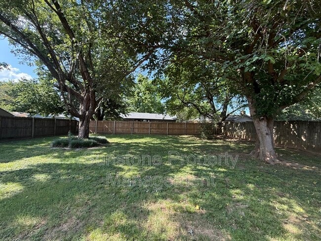 Building Photo - 308 W Austin St