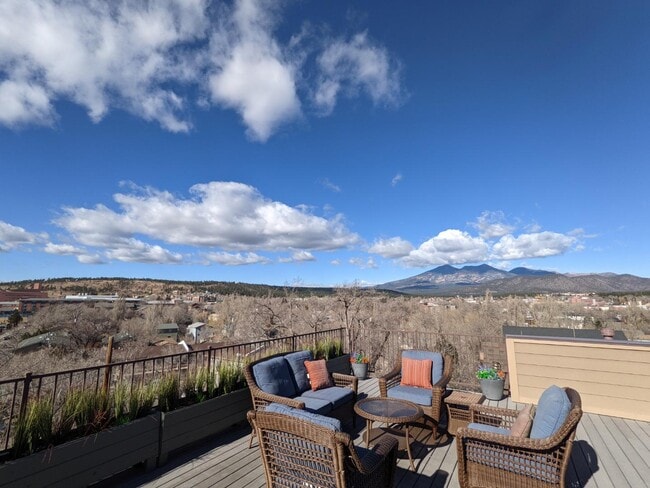 Building Photo - 538 S Fountaine St