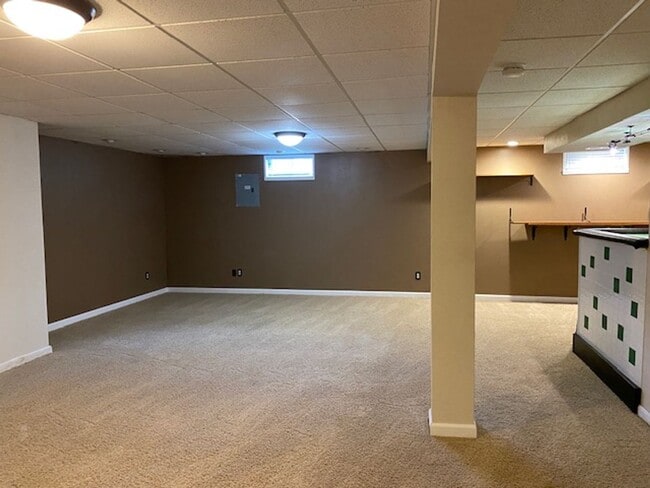 Building Photo - Three Bedroom Home w/ 2.5 Baths and 2 Car ...