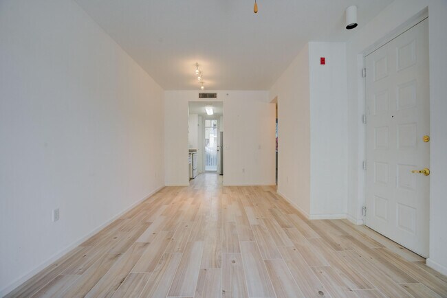 Building Photo - 1136 Town Center Dr