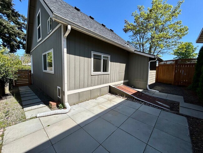 Building Photo - Charming 3-Bedroom Home in Prime Vancouver Location – Pet Friendly with Fenced Yard!