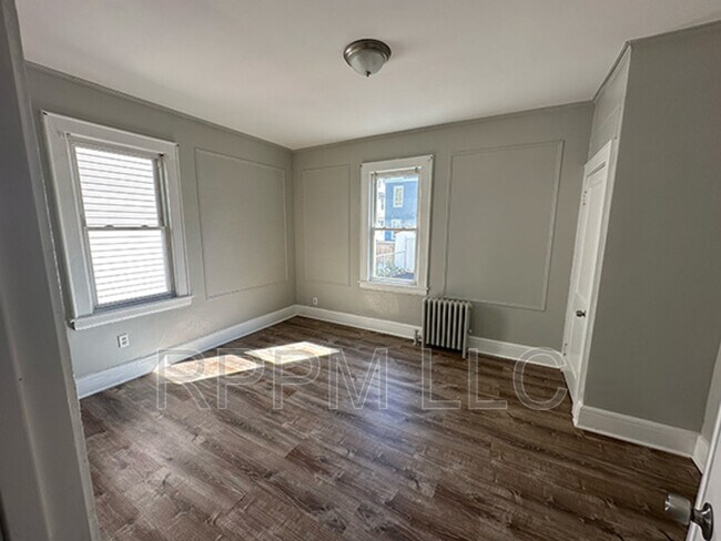 Building Photo - 100-102 Grand Ave, #1L