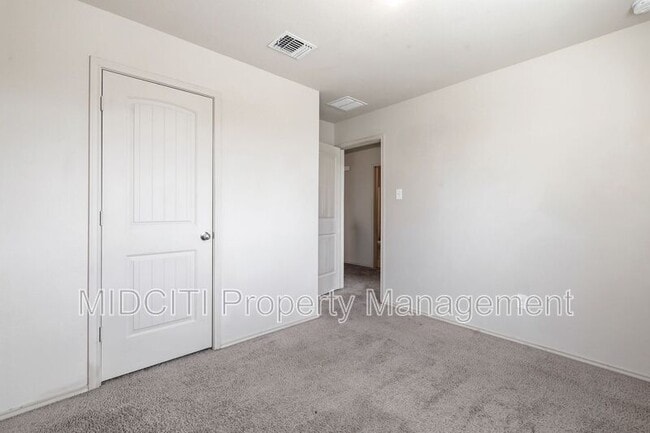 Building Photo - 205 Tallow Trl