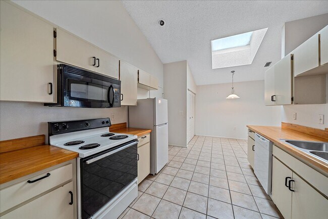 Building Photo - Annual 3 bed 2 bath house with a garage av...