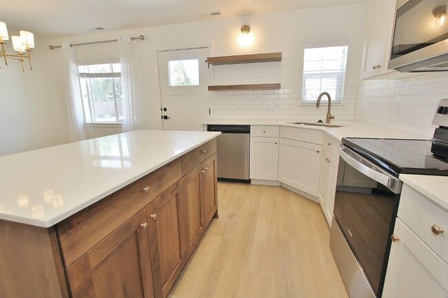 Building Photo - Immaculate Townhouse w/2-Car Garage