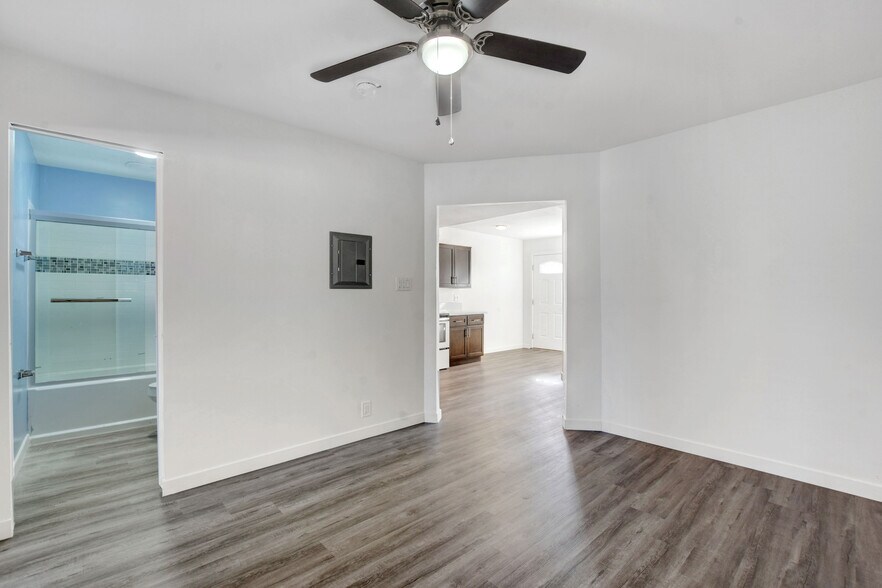 living room and bathroom - 1774 Willow Trl
