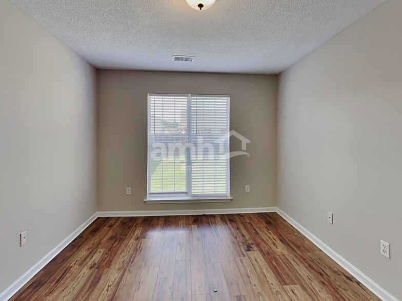 Building Photo - 1900 Roy Dr