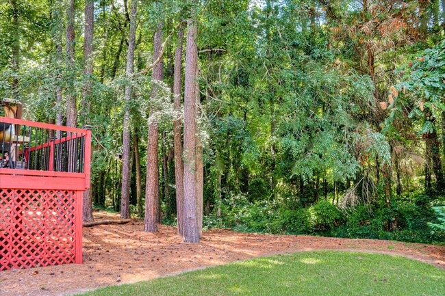 Building Photo - 4 bedroom 3 full bathroom home in heart of...
