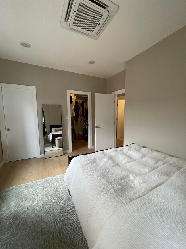 Building Photo - 354 Grove St