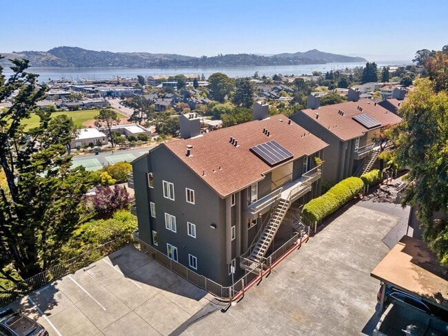 Building Photo - 2 Bedroom, 2 bathroom condo available with spectacular views of Richardson Bay!
