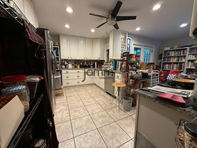 Building Photo - 2425 Demington Dr