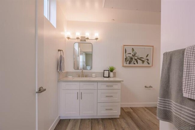 Building Photo - 2 Bed 2 Bath for Rent in Escondido