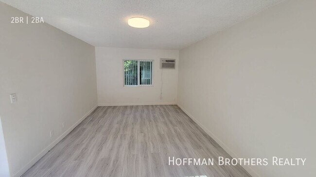 Building Photo - 13113 Oxnard St