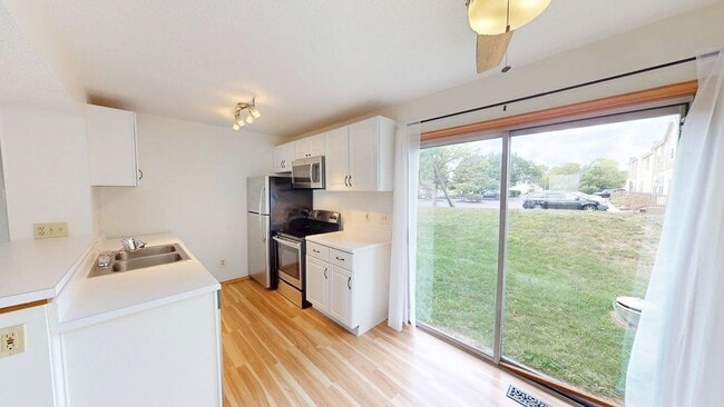 Building Photo - 5067 Stoneybrook Blvd