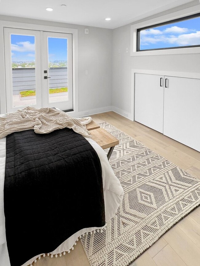 Building Photo - 1026 18th St NE