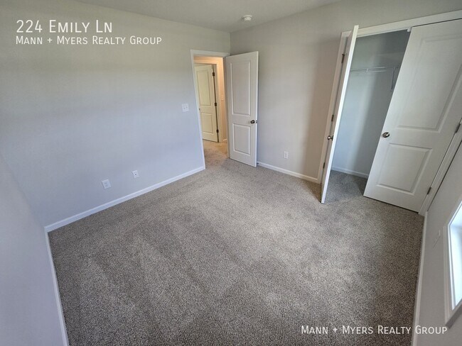 Building Photo - 224 Emily Ln