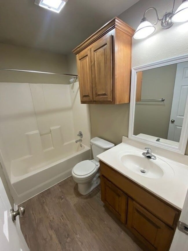 Building Photo - 2 bedrooms - 2 baths + Garage!! Self Showi...