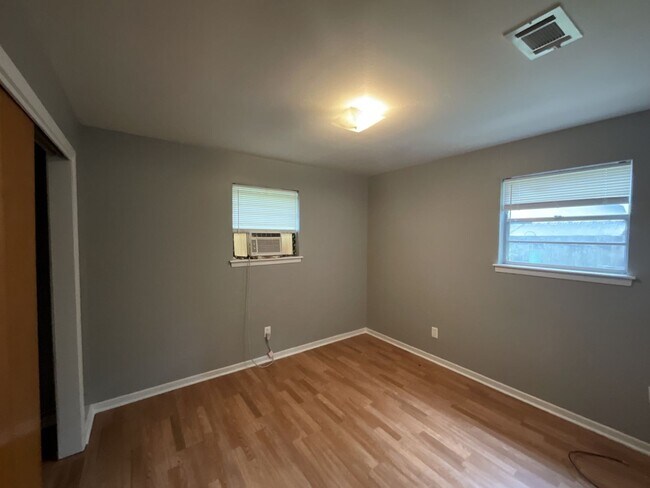 Building Photo - 9418 Randall Ave
