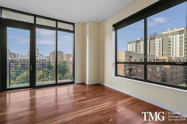 Building Photo - Gorgeous 1br/1.5ba condo + bonus room and ...