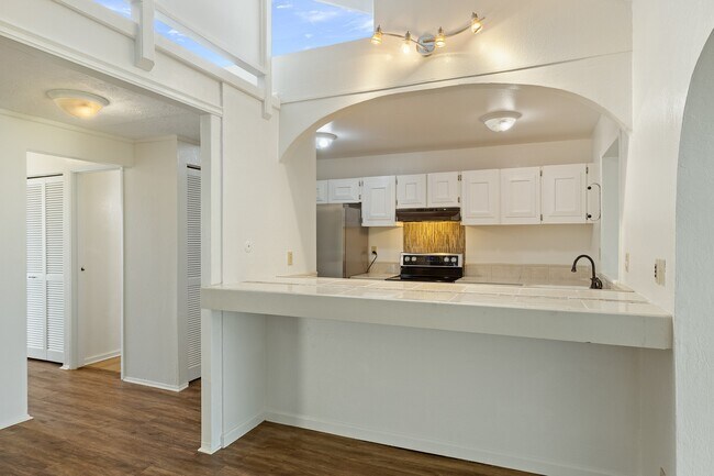 Building Photo - 2-Bedroom / 1-Bath Condo + Loft. 2 Parking Stalls. Water Included.