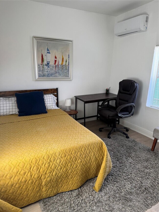 Building Photo - 1011 Sharar Ave