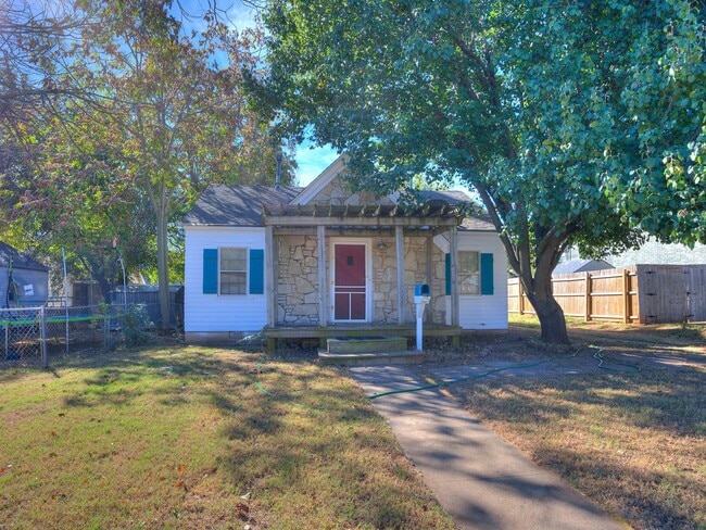 Primary Photo - 2 Bed 1 Bath - Refrigerator Included - Urb...