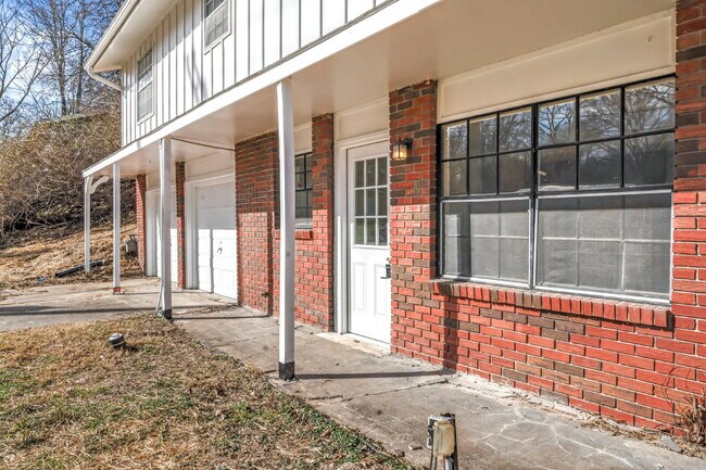 Building Photo - Beautifully Renovated 3 Bedroom Home in KCK Available Now!  1st Month's Rent is FREE!