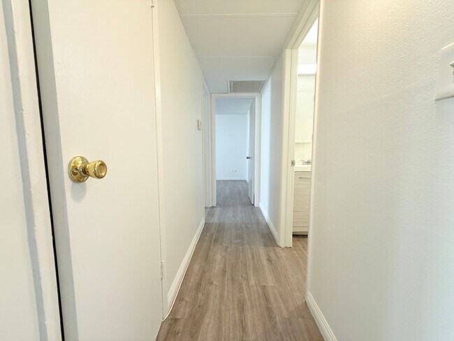 Building Photo - Updated 2Bed/ 2Bath in Canoga Park