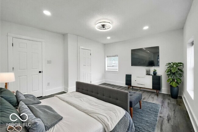 Building Photo - 4923 E University Ave