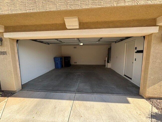 Building Photo - **STUNNING 3 BEDROOM/2.5 BATHROOM HOUSE IN LOCATED IN LYONS GATE (RAY & HIGLEY)**