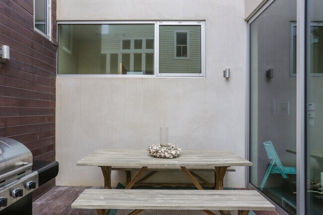 Building Photo - 1013 Mandalay Beach Rd